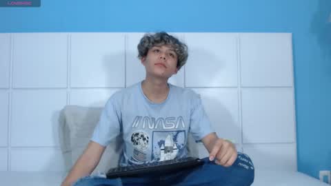 nathanbell1 online show from September 18, 2025, 4:58 am