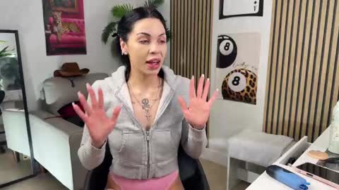 Snapshot of nattywithoutdaddy chatting on October 4, 2025, 8:12 am NATTY FIERROS online show from October 4, 2025, 8:12 am