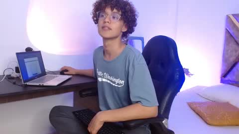 Snapshot of nickolas_moon chatting on February 14, 2025, 12:19 am Nickolas Muoz online show from February 14, 2025, 12:19 am