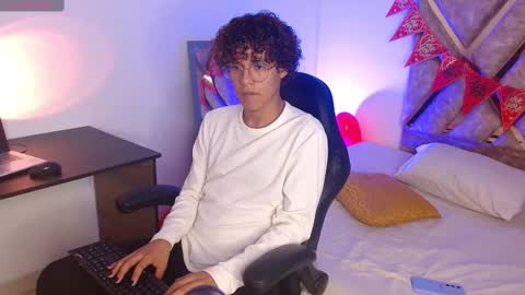 Snapshot of nickolas_moon chatting on February 17, 2025, 2:59 pm Nickolas Muoz online show from February 17, 2025, 2:59 pm