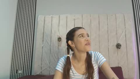 nicole_and_thiago online show from October 8, 2025, 9:45 pm