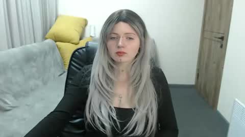 nikkysnow online show from October 24, 2025, 8:33 am