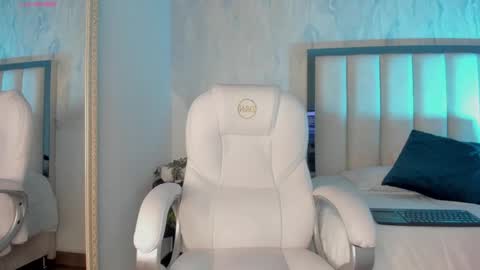 Snapshot of oh_hollyy chatting on January 13, 2025, 8:04 pm Holly online show from January 13, 2025, 8:04 pm