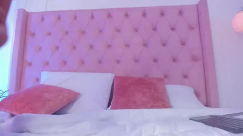 Snapshot of oh_hollyy chatting on February 15, 2025, 8:11 pm Holly online show from February 15, 2025, 8:11 pm