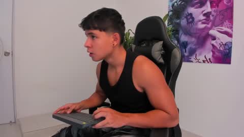 Snapshot of oliver_bray chatting on December 16, 2024, 5:00 pm Oliver bray online show from December 16, 2024, 5:00 pm