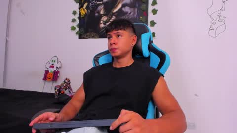 Snapshot of oliver_bray chatting on December 24, 2024, 12:44 am Oliver bray online show from December 24, 2024, 12:44 am