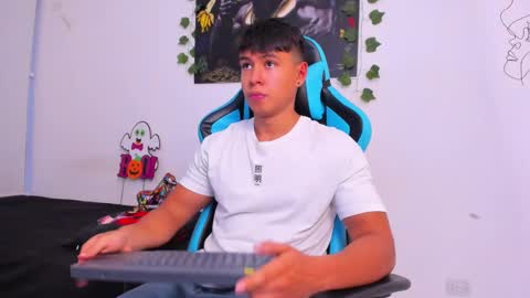 Snapshot of oliver_bray chatting on December 25, 2024, 10:59 pm Oliver bray online show from December 25, 2024, 10:59 pm