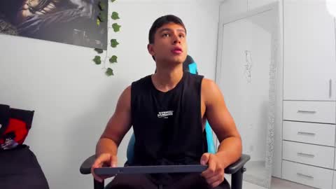 Snapshot of oliver_bray chatting on February 16, 2025, 1:03 am Oliver bray online show from February 16, 2025, 1:03 am