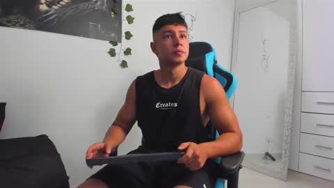 Snapshot of oliver_bray chatting on February 18, 2025, 12:48 am Oliver bray online show from February 18, 2025, 12:48 am