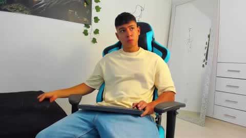 Snapshot of oliver_bray chatting on March 9, 2025, 3:05 pm Oliver bray online show from March 9, 2025, 3:05 pm