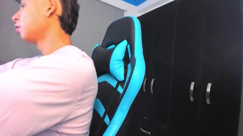 Snapshot of oliver_bray chatting on October 21, 2025, 11:38 pm Oliver bray online show from October 21, 2025, 11:38 pm