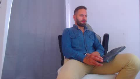 Snapshot of oliverdrew1 chatting on December 5, 2024, 6:44 pm oliver online show from December 5, 2024, 6:44 pm