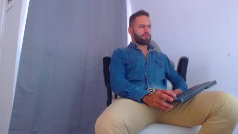 Snapshot of oliverdrew1 chatting on December 10, 2024, 6:28 pm oliver online show from December 10, 2024, 6:28 pm