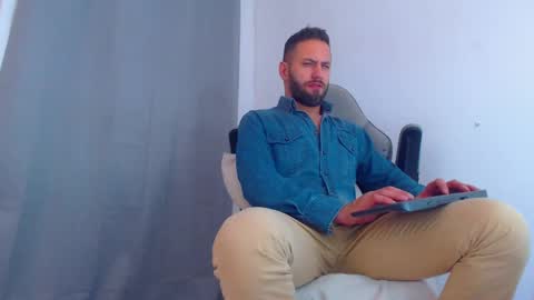 Snapshot of oliverdrew1 chatting on December 12, 2024, 1:43 am oliver online show from December 12, 2024, 1:43 am