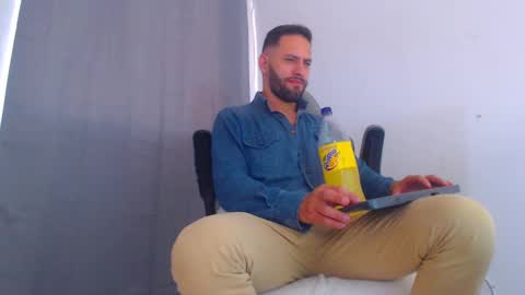 Snapshot of oliverdrew1 chatting on January 11, 2025, 6:23 pm oliver online show from January 11, 2025, 6:23 pm