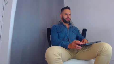 Snapshot of oliverdrew1 chatting on January 30, 2025, 1:44 am oliver online show from January 30, 2025, 1:44 am