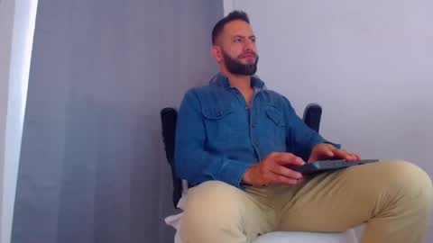 Snapshot of oliverdrew1 chatting on February 5, 2025, 6:04 pm oliver online show from February 5, 2025, 6:04 pm