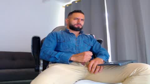 Snapshot of oliverdrew1 chatting on October 22, 2025, 12:38 pm oliver online show from October 22, 2025, 12:38 pm