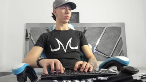 Snapshot of oliverthompson_01 chatting on December 17, 2024, 6:02 am oliverthompson_01 online show from December 17, 2024, 6:02 am