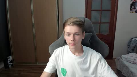 Snapshot of olvr_zoolander chatting on October 17, 2025, 8:44 pm Oliver and Mira online show from October 17, 2025, 8:44 pm