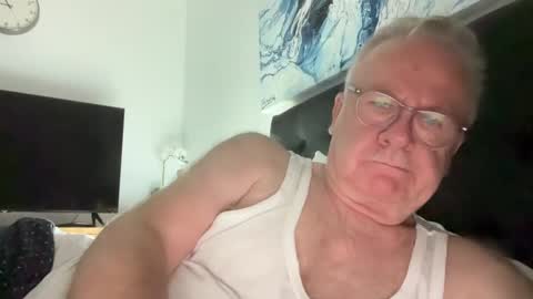 Snapshot of ozhairybearxxxx chatting on December 8, 2024, 11:46 am ozhairybearxxxx online show from December 8, 2024, 11:46 am