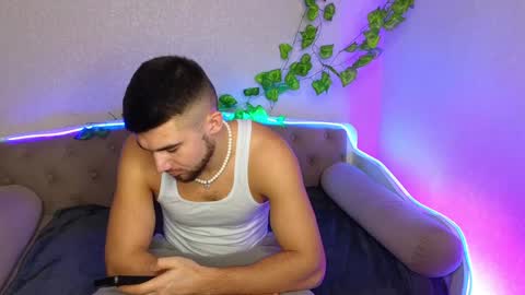 Snapshot of paradisepleasure_ chatting on January 27, 2025, 1:26 am Allie  Alex Thumbs up if you like us online show from January 27, 2025, 1:26 am