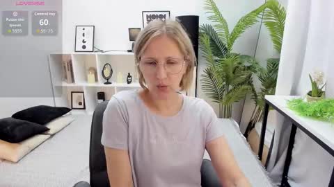 Snapshot of paris_cherry chatting on September 22, 2025, 8:00 pm Paris online show from September 22, 2025, 8:00 pm