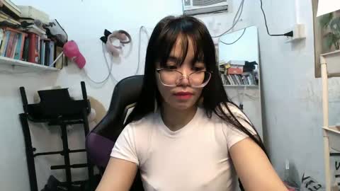 Snapshot of pinkyrosexx chatting on March 7, 2025, 11:27 pm Rose online show from March 7, 2025, 11:27 pm