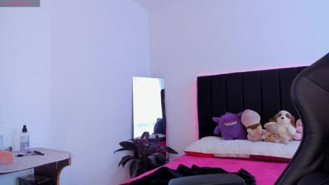 Snapshot of raven__white1 chatting on January 22, 2025, 9:43 pm Raven online show from January 22, 2025, 9:43 pm