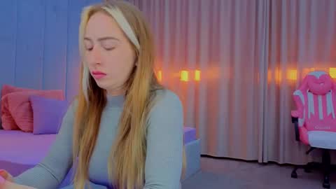 Snapshot of reina_cummings chatting on October 19, 2025, 6:03 am reina cummings online show from October 19, 2025, 6:03 am