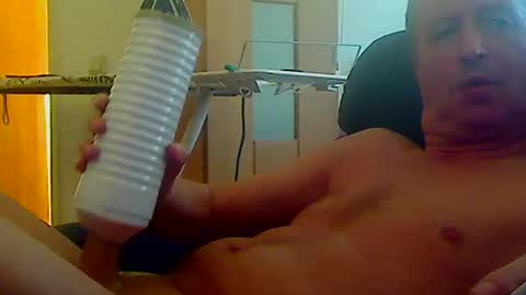 Snapshot of reini7211 chatting on February 9, 2025, 12:52 pm reini7211 online show from February 9, 2025, 12:52 pm