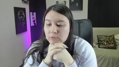 Snapshot of rochelelin chatting on December 13, 2024, 11:23 am She knows online show from December 13, 2024, 11:23 am