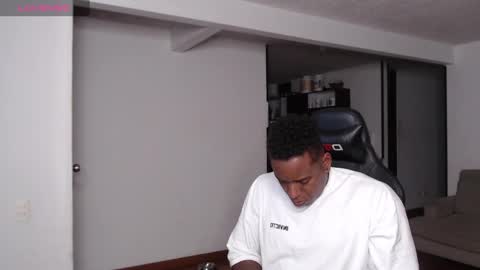 Snapshot of rogger_physique chatting on January 17, 2025, 2:08 am Rogger online show from January 17, 2025, 2:08 am