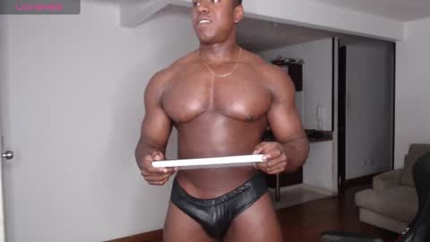 Snapshot of rogger_physique chatting on March 2, 2025, 10:59 pm Rogger online show from March 2, 2025, 10:59 pm