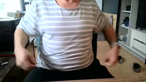 Snapshot of rolandloser1000 chatting on February 23, 2025, 10:28 am rolandloser1000 online show from February 23, 2025, 10:28 am