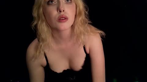 Snapshot of rosy_petal chatting on October 7, 2025, 11:07 am rosy_petal online show from October 7, 2025, 11:07 am