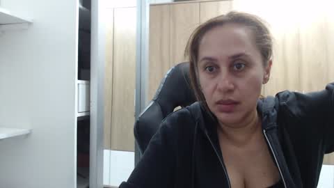 Snapshot of roxanalove7 chatting on January 15, 2025, 4:15 am Roxana online show from January 15, 2025, 4:15 am