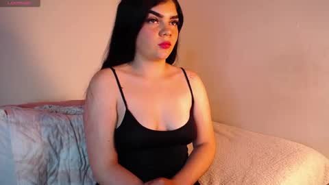 saaraaah_ online show from November 19, 2025, 1:11 pm