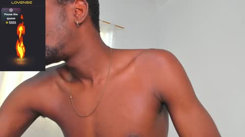 Snapshot of santi_brown1 chatting on February 4, 2025, 8:17 pm Santibrown online show from February 4, 2025, 8:17 pm