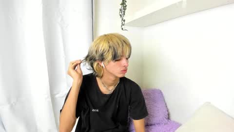 Snapshot of santy_kitty chatting on December 22, 2024, 5:12 am kitty online show from December 22, 2024, 5:12 am