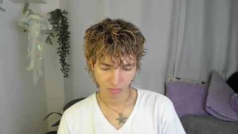 Snapshot of santy_kitty chatting on October 17, 2025, 2:37 am kitty online show from October 17, 2025, 2:37 am