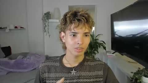 Snapshot of santy_kitty chatting on October 30, 2025, 1:40 am kitty online show from October 30, 2025, 1:40 am