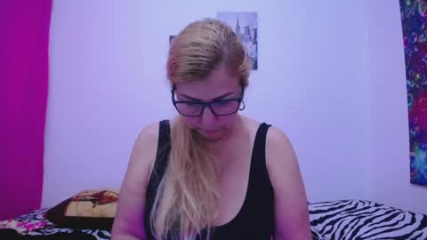 Snapshot of sara211 chatting on December 30, 2024, 3:02 pm sara online show from December 30, 2024, 3:02 pm