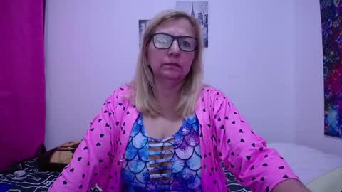 Snapshot of sara211 chatting on February 14, 2025, 3:26 pm sara online show from February 14, 2025, 3:26 pm