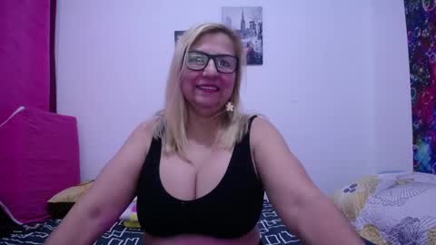 Snapshot of sara211 chatting on February 22, 2025, 11:35 pm sara online show from February 22, 2025, 11:35 pm