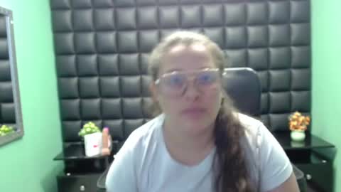 Snapshot of sara_thonson_ chatting on February 2, 2025, 1:19 pm sara_thonson_ online show from February 2, 2025, 1:19 pm