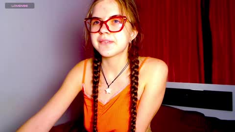 Snapshot of sarah_hs chatting on December 3, 2024, 3:44 pm Sarah online show from December 3, 2024, 3:44 pm