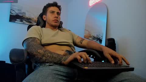 Snapshot of sebastianortizm chatting on January 16, 2025, 12:55 am Lucian Sinclair online show from January 16, 2025, 12:55 am