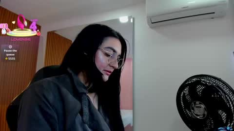 Snapshot of selena_rous chatting on September 25, 2025, 1:37 pm Selena Rous online show from September 25, 2025, 1:37 pm