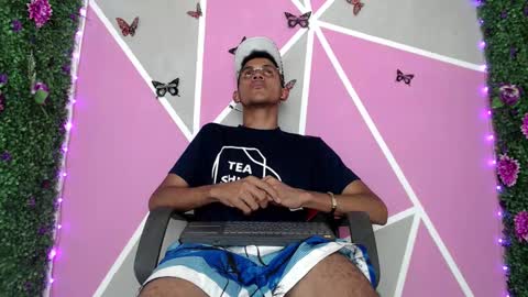 Snapshot of sexy__latin_cum chatting on November 11, 2025, 12:16 pm A L E X online show from November 11, 2025, 12:16 pm